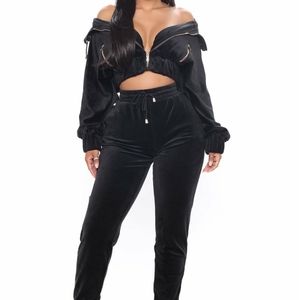 Size small pant suit , very cute style!